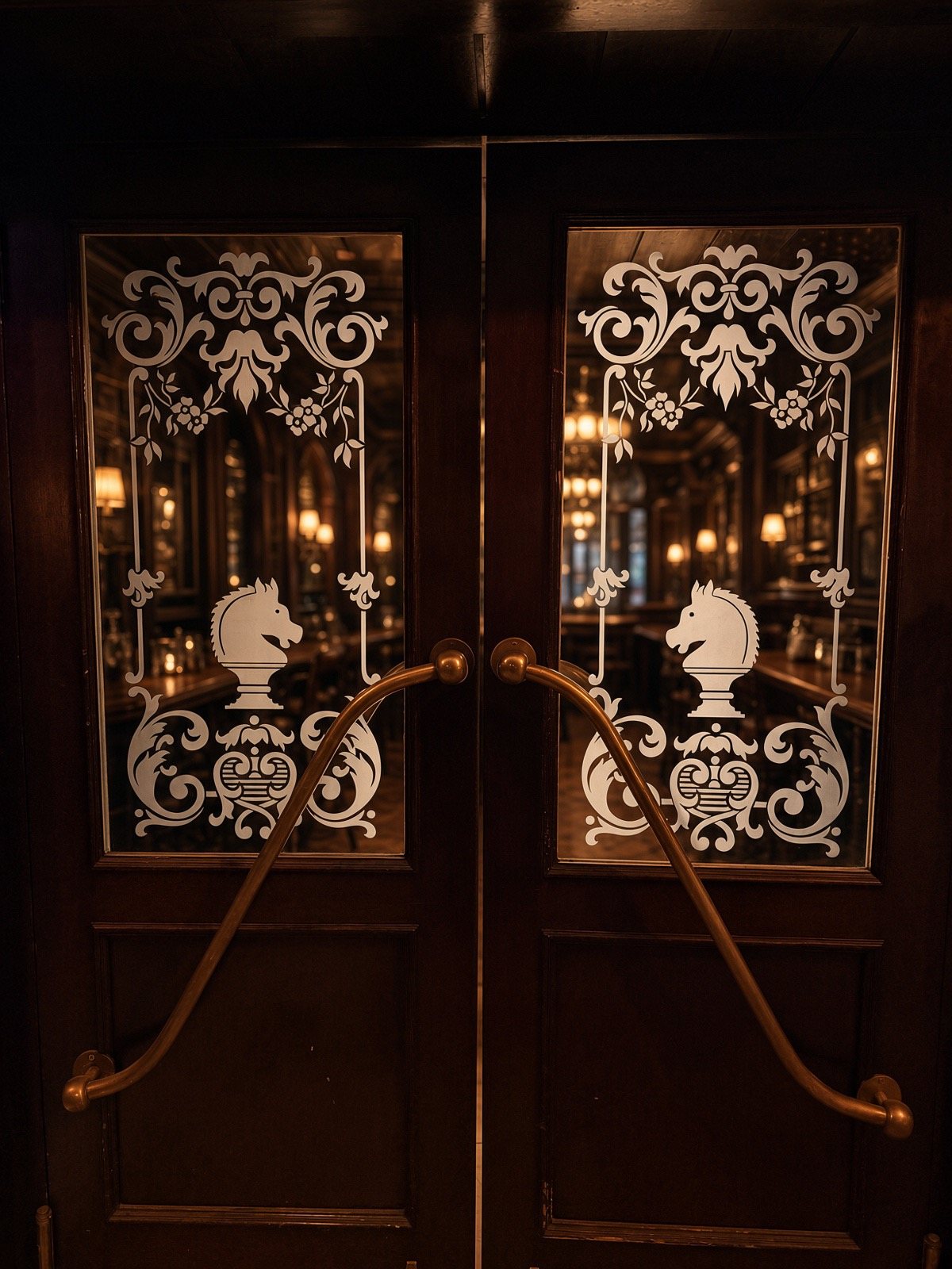 Verzierte Eingangstüren des WonderWorld Wien